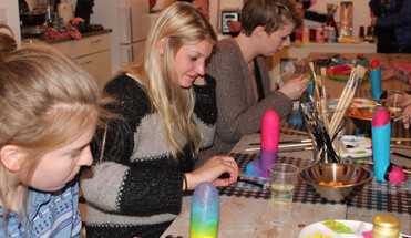 Vriendinnen beschilderen gipsen Tarzans tijdens de workshop